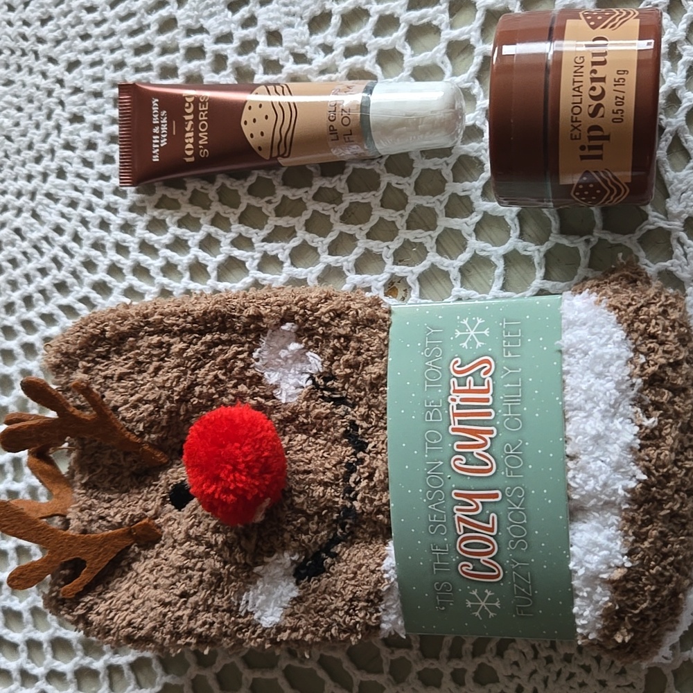 BATH & BODY WORKS TOASTED S' MORES LIP SCRUB, LIP GLOSS & 1 PR. of FUZZY SOCKS